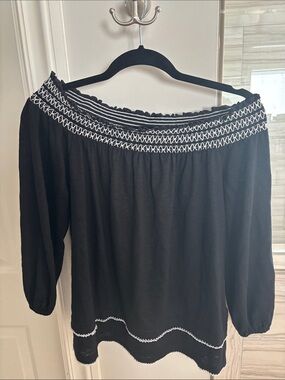 White House Black Off-Shoulder Black Women's Lightweight Top with White Trim